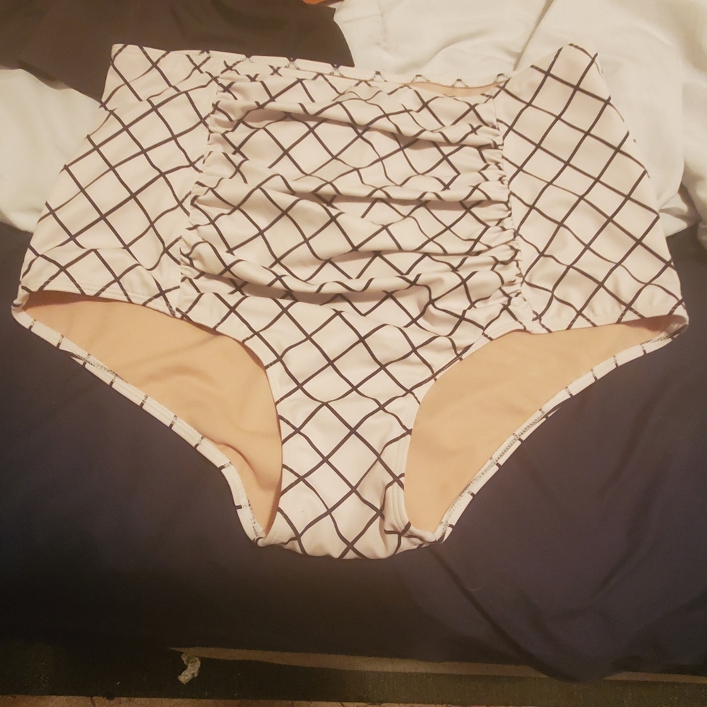Kortni Jeane size large grid ruched bottoms